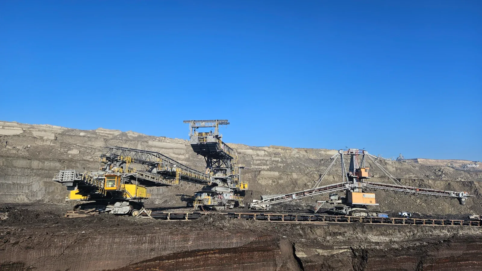 Bucket-wheel excavator and spreader working an open-pit lignite face